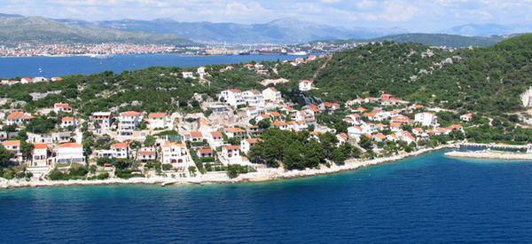 Trogirsk rivira - Panorama Okrug Donji - ostrov iovo